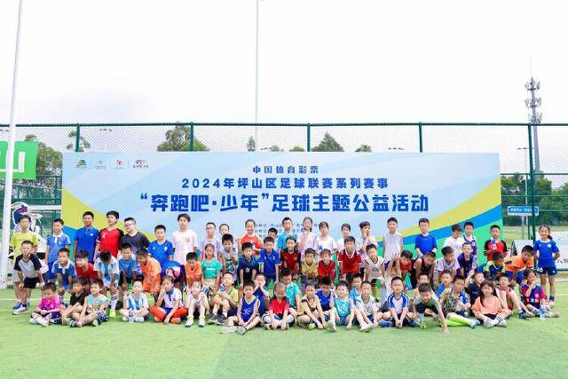 前队友齐声称赞詹姆斯：他是篮球历史的巅峰之作，犹如棋盘上的统治者